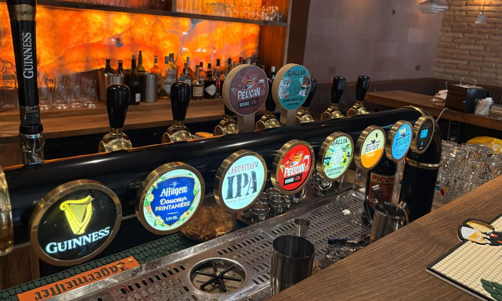 Les tireuses du comptoir de la Brasserie des Halles
