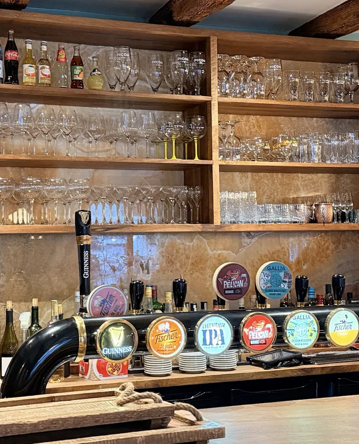 Le comptoir, ses étagères de verres et ses tireuses