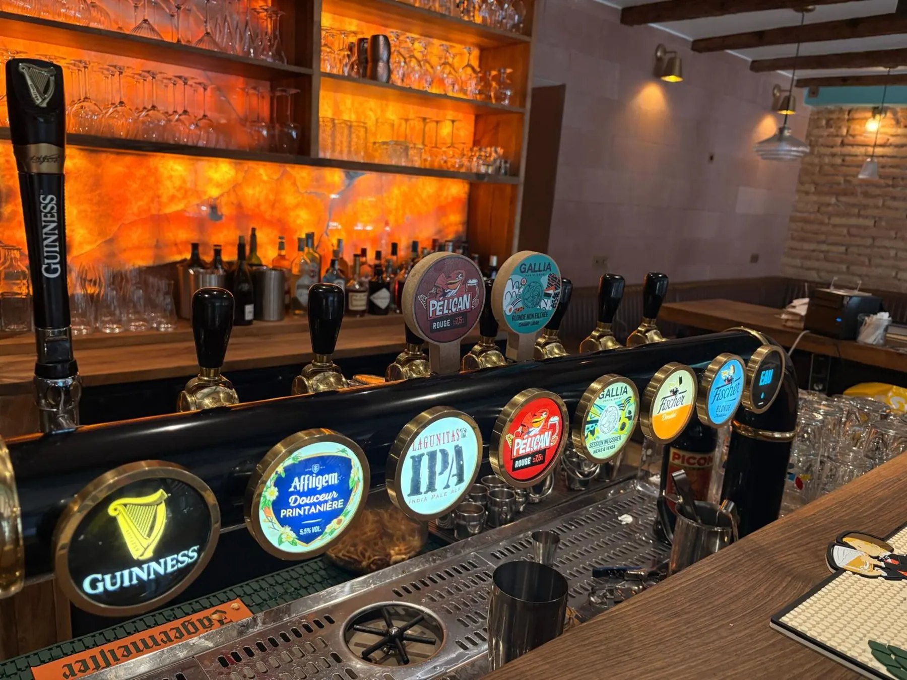 La rangée de tireuses du comptoir : Guinness, Affligem, Lagunitas IPA, Pelican, Gallia, Fischer